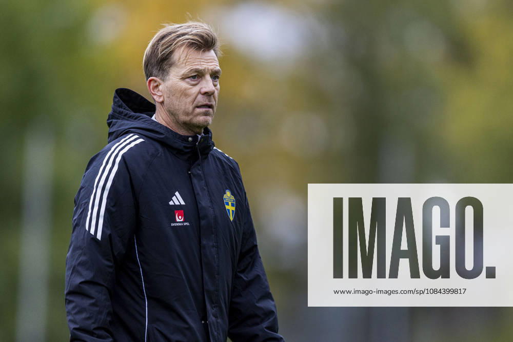 Head coach Tony Gustavsson of Sweden during a training session on October 11, 2026, in Stockholm. Photo by Caisa Rasmussen, BILDBYRAN COP 353 CR0079: soccer, football, fotball, training, practice, Sweden, women s soccer