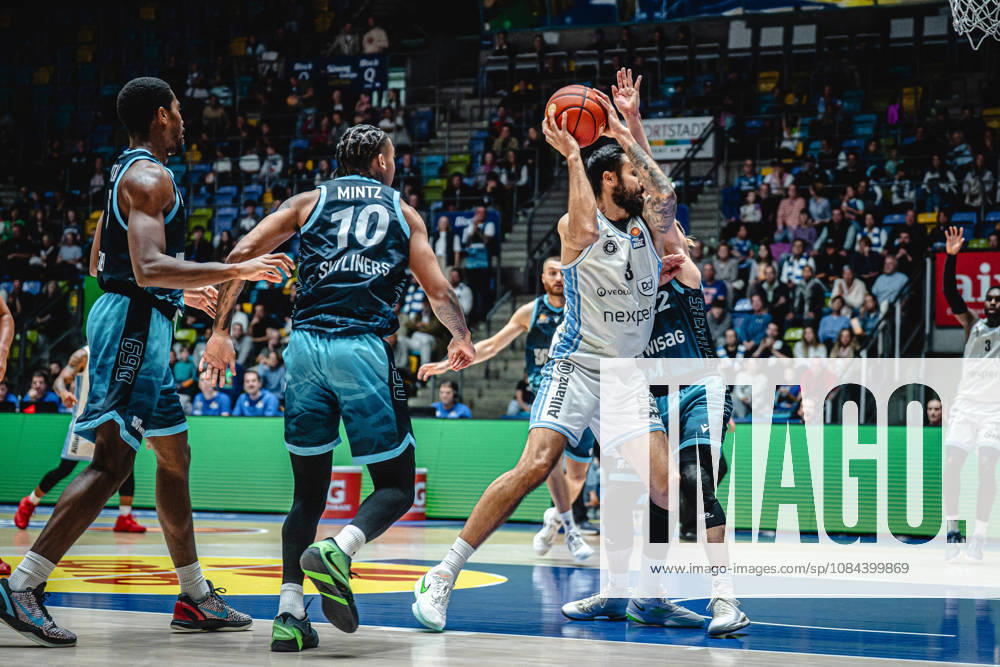 easyCredit BBL Bundesliga Basketball, Frankfurt Skyliners vs. Veolia Towers Hamburg: William Christmas (Skyliners Frankfurt), Judah Mintz (Skyliners Frankfurt), Martin Breunig (Veolia Towers Hamburg), Frankfurt am Main