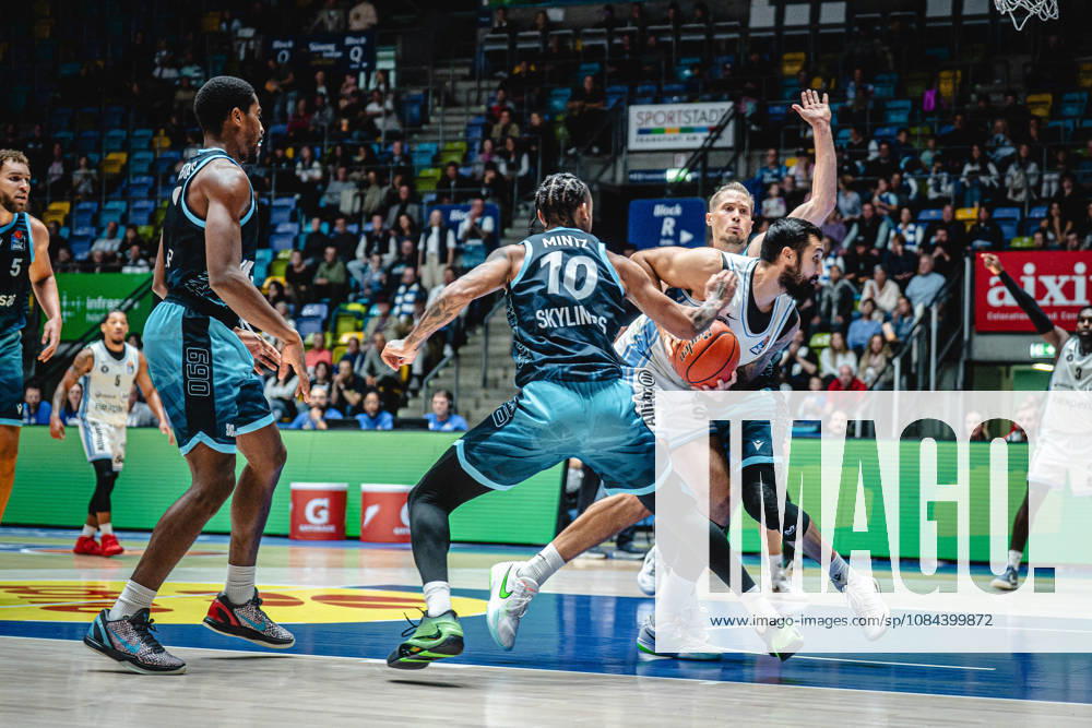 easyCredit BBL Bundesliga Basketball, Frankfurt Skyliners vs. Veolia Towers Hamburg: William Christmas (Skyliners Frankfurt), Judah Mintz (Skyliners Frankfurt), Martin Breunig (Veolia Towers Hamburg), Frankfurt am Main