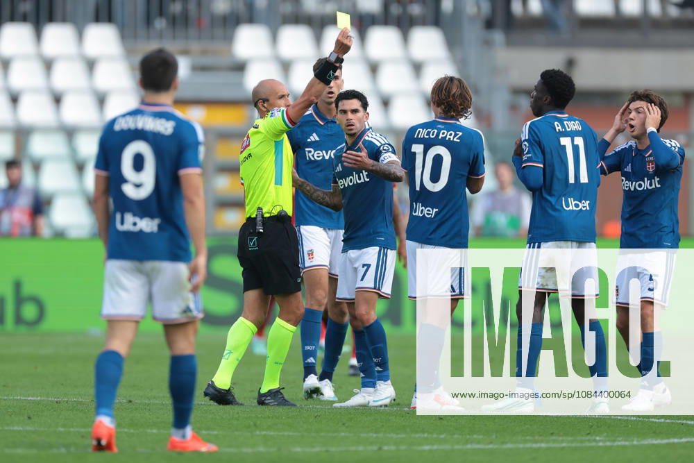 Como 1907 v AS Roma - Serie A - Season 2026-2027 Como, Italy, 11th October 2026. Lucas Da Cunha, Jacobo Ramon, Nico Paz and Maximo Perrone of Como 1907 protest to the Referee Michael Fabbri as team mate Assane Diao of Como 1907 is shown a yellow card for his reaction following a challenge during the Como 1907 vs AS Roma Serie A match at Stadio Giuseppe Sinigaglia, Como. Picture credit should read: Jonathan Moscrop Como Stadio Giuseppe Sinigaglia Italy