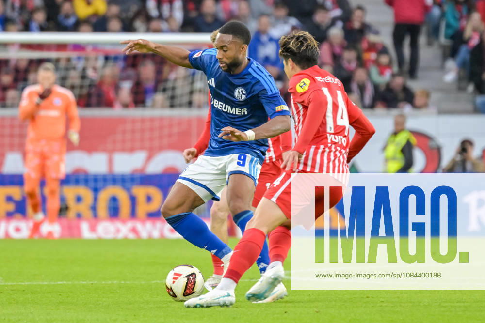Moussa Sylla (FC Schalke 04), No. 09, in possession of the ball and in a duel with Yuito Suzuki (SC Freiburg), No. 14, GER, SC Freiburg vs. Schalke 04, Soccer, Bundesliga, Matchday 5, 2026–2027 Season, October 11, 2026 DFL and DFB regulations prohibit any use of photographs as image sequences and or quasi-video GER, SC Freiburg vs. Schalke 04, Soccer, Bundesliga, Matchday 5, 2026–2027 Season, October 11, 2026, Freiburg