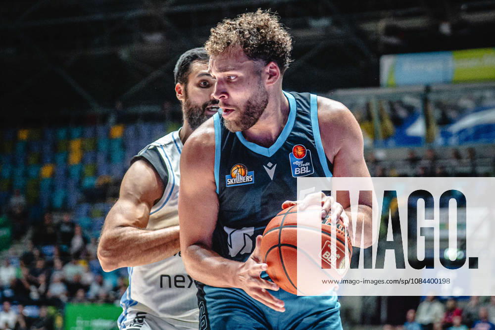 easyCredit BBL Bundesliga Basketball, Frankfurt Skyliners vs. Veolia Towers Hamburg, Martin Breunig (Veolia Towers Hamburg), Race Thompson (Frankfurt Skyliners), Frankfurt am Main