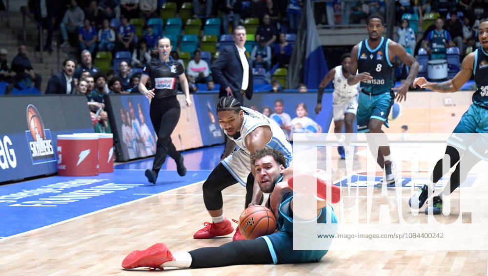 Basketball easyCredit BBL Bundesliga, Frankfurt Skyliners vs. Veolia Towers Hamburg, Race Thompson (Fraport Skyliners Frankfurt), Zsombor Maronka (Veolia Towers Hamburg), Fierce battle, fight for the ball, on the floor in Frankfurt am Main
