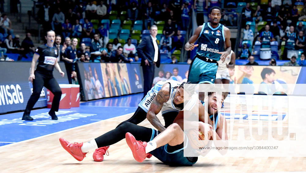 Basketball easyCredit BBL Bundesliga, Frankfurt Skyliners vs. Veolia Towers Hamburg, Race Thompson (Fraport Skyliners Frankfurt), Zsombor Maronka (Veolia Towers Hamburg), Fierce battle, fight for the ball, on the floor in Frankfurt am Main