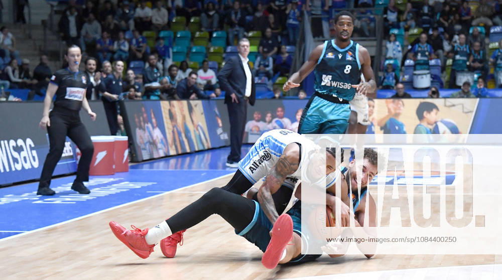 Basketball easyCredit BBL Bundesliga, Frankfurt Skyliners vs. Veolia Towers Hamburg, Race Thompson (Fraport Skyliners Frankfurt), Zsombor Maronka (Veolia Towers Hamburg), Fierce battle, fight for the ball, on the floor in Frankfurt am Main