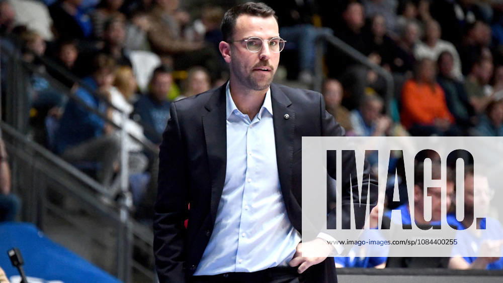 Basketball easyCredit BBL Bundesliga, Frankfurt Skyliners vs. Veolia Towers Hamburg, Head Coach Benka Barloschky of Veolia Towers Hamburg, facial expressions, gestures, emotions, annoyed, frustrated, tense, serious, Frankfurt am Main