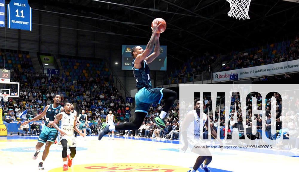 Basketball easyCredit BBL Bundesliga, Frankfurt Skyliners vs. Veolia Towers Hamburg, Judah Mintz of the Fraport Skyliners Frankfurt, dunk, shot, Frankfurt am Main