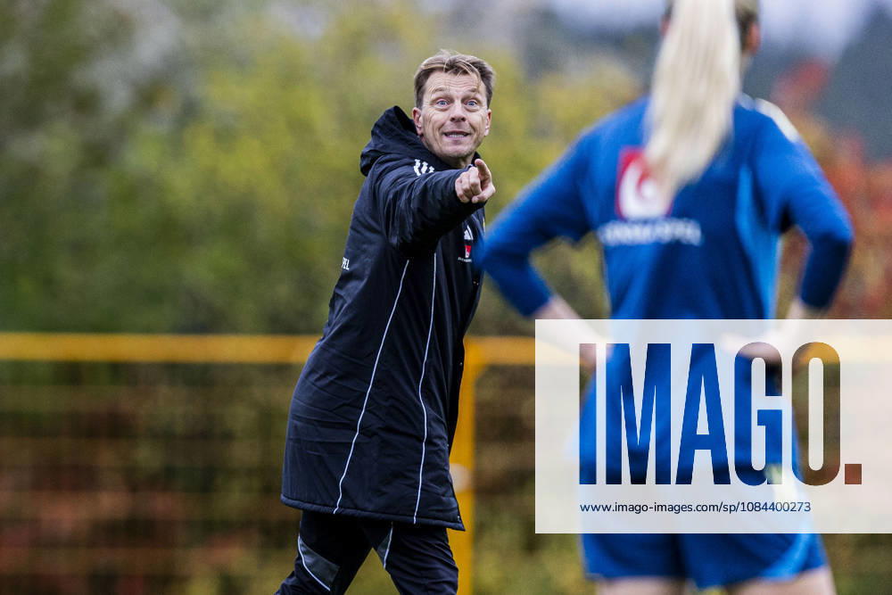 Head coach Tony Gustavsson of Sweden during a training session on October 11, 2026, in Stockholm. Photo by Caisa Rasmussen, BILDBYRAN COP 353 CR0079: soccer, football, fotball, training, practice, Sweden, women s soccer