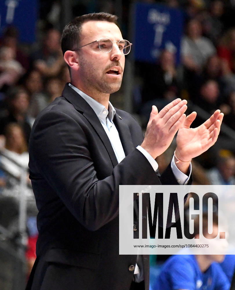 Basketball easyCredit BBL Bundesliga, Frankfurt Skyliners vs. Veolia Towers Hamburg, Head Coach Benka Barloschky of Veolia Towers Hamburg—facial expressions, gestures, emotion—cheering on the team in Frankfurt am Main