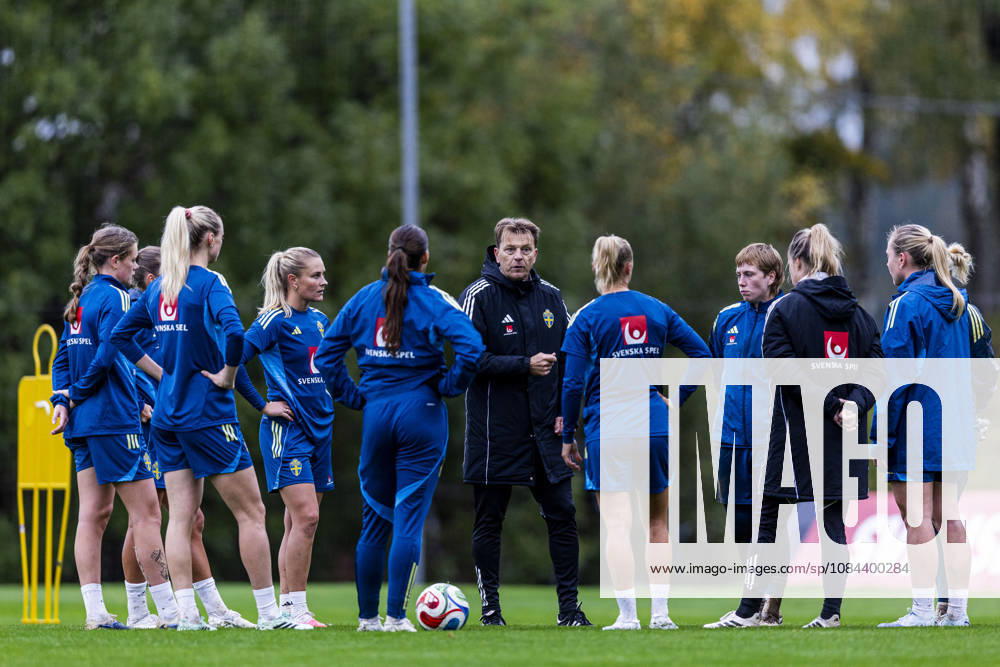 Head coach Tony Gustavsson of Sweden during a training session on October 11, 2026, in Stockholm. Photo by Caisa Rasmussen, BILDBYRAN COP 353 CR0079: soccer, football, fotball, training, practice, Sweden, women s soccer