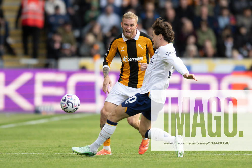 Hull City v Everton Premier League Oliver McBurnie of Hull City with a pass ahead of an Everton player during the Premier League match between Hull City and Everton at the MKM Stadium, Hull. 11 10 2026 UK Newspapers OUT