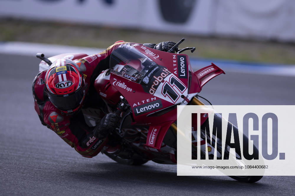 ESTORIL, PORTUGAL - OCTOBER 11: Nicolo Bulega of Italy and Aruba.it Racing - Ducati competes during the Race 2 during day three of the World Superbikes Estoril Round at Circuito Estoril on October 11, 2026 in Estoril, Portugal Cascais Portugal - ZUMAl192 20261011_zsp_l192_144