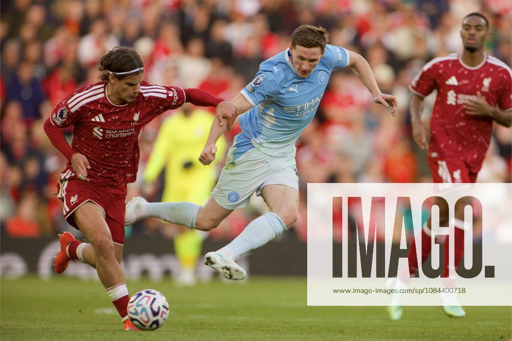 Football - FA Premier League - Liverpool FC v Manchester City FC LIVERPOOL, ENGLAND - Sunday, October 11, 2026: Liverpool s Milos Kerkez is challenged by Manchester City s Elliot Anderson (R) during the FA Premier League match between Liverpool FC and Manchester City FC at Anfield. (Photo by David Rawcliffe Propaganda) LIVERPOOL Anfield MERSEYSIDE ENGLAND