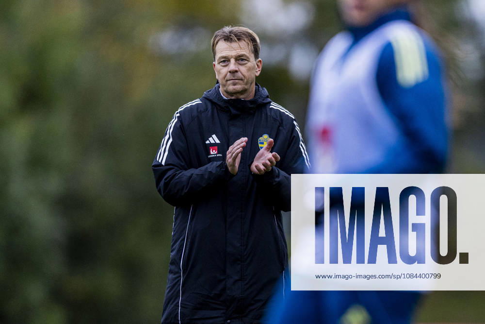 Head coach Tony Gustavsson of Sweden during a training session on October 11, 2026, in Stockholm. Photo by Caisa Rasmussen, BILDBYRAN COP 353 CR0079: soccer, football, fotball, training, practice, Sweden, women s soccer