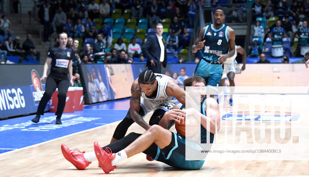 Basketball easyCredit BBL Bundesliga, Frankfurt Skyliners vs. Veolia Towers Hamburg, Race Thompson (Fraport Skyliners Frankfurt), Zsombor Maronka (Veolia Towers Hamburg), Fierce battle, fight for the ball, on the floor in Frankfurt am Main