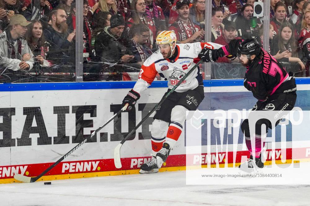 Ice Hockey: Penny DEL, Matchday 8—Cologne Sharks vs. Nuremberg Ice Tigers on October 11, 2026, at the Lanxess Arena in Cologne. Constantin Braun (Nuremberg), left: Ryan Macinnis (Cologne), right: In accordance with the regulations of the DEL (German Ice Hockey League), the publication and further use of the footage in electronic media and on devices of any kind during the game is not permitted