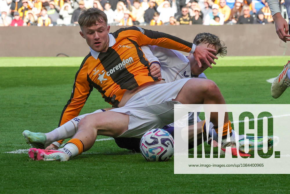 11th October 2026; MKM Stadium, Hull, England; Premier League Football, Hull City versus Everton; Joe Gelhardt of Hull City shields the ball DavexLofthouse