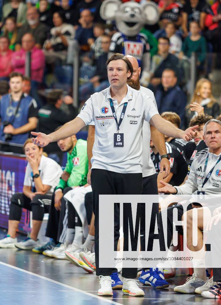 Handball 1st Bundesliga OPEL HBL 2026–2027 Season, Matchday 8: HC Erlangen (Nuremberg Metropolitan Region) vs. HCE MT Melsungen Women’s Team Johannes Sellin, Coach of HC Erlangen (HCE), is pensive and disappointed. Disappointmentation