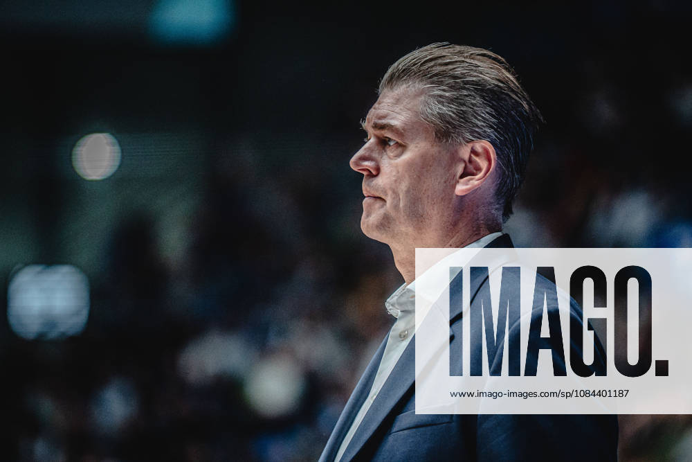 Basketball easyCredit BBL Bundesliga, Frankfurt Skyliners vs. Veolia Towers Hamburg, Klaus Perwas, Head Coach of the Frankfurt Skyliners, Frankfurt am Main