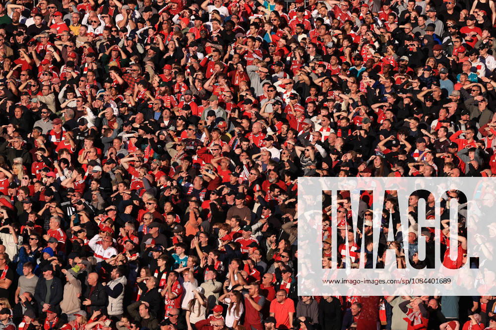 Liverpool gegen Manchester City, 11. Oktober 2026, Premier League, Liverpool gegen Manchester City, Liverpool-Fans in der tief stehenden Nachmittagssonne, Foto: Simon Stacpoole, Offside Liverpool, Großbritannien