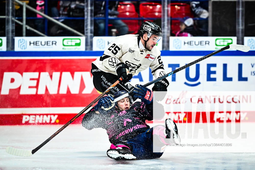 Robin Norell, Iserlohn Roosters, 56; Robin Veber, Grizzlys Wolfsburg, 25, GER, Iserlohn Roosters vs. Grizzlys Wolfsburg, ice hockey, Penny DEL, Matchday 8, 2026–2027 season, October 11, 2026, GER, Iserlohn Roosters vs. Grizzlys Wolfsburg, Ice Hockey, Penny DEL, Matchday 8, 2026–2027 Season, October 11, 2026, Iserlohn