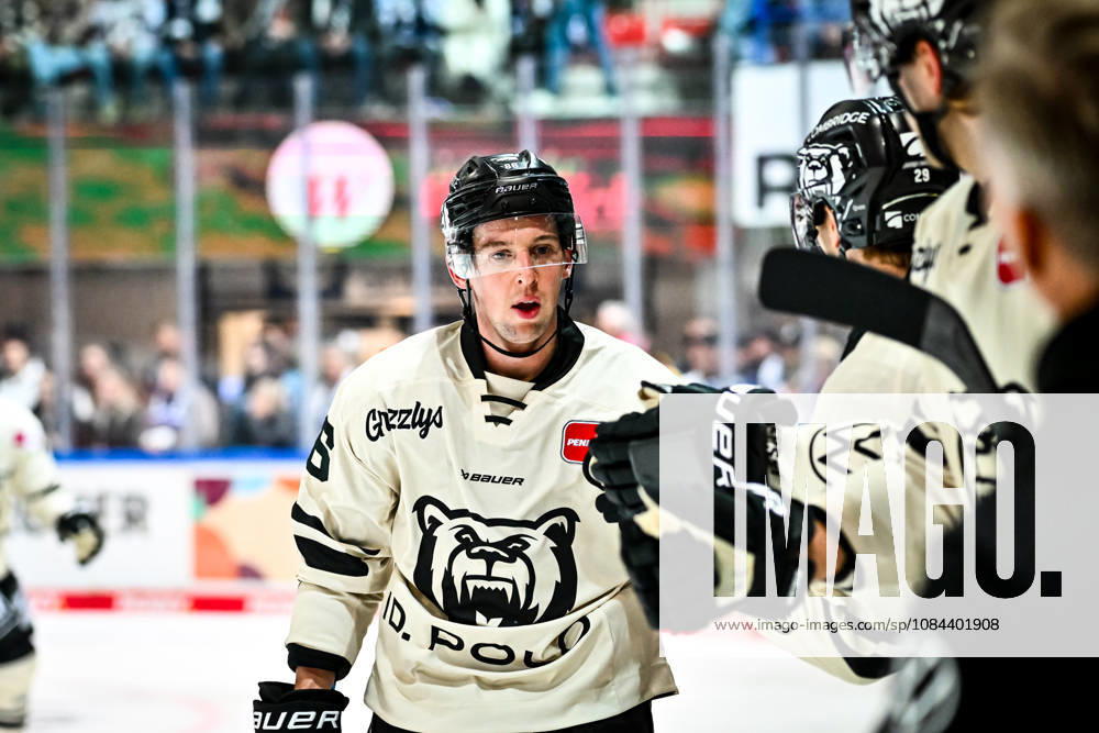 Goal celebration, cheers, joy from goal-scorer Tommy Pasanen, Grizzlys Wolfsburg, 16, GER, Iserlohn Roosters vs. Grizzlys Wolfsburg, ice hockey, Penny DEL, Matchday 8, 2026–2027 season, October 11, 2026, GER, Iserlohn Roosters vs. Grizzlys Wolfsburg, ice hockey, Penny DEL, Matchday 8, 2026–2027 season, October 11, 2026, Iserlohn
