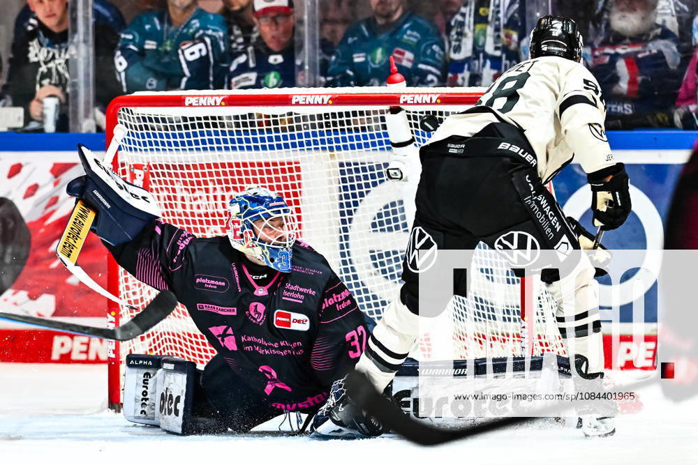Hendrik Hane, Iserlohn Roosters, 32, goal celebration, Celebration, Joy from goal scorer Tyler Gaudet, Grizzlys Wolfsburg, 58, GER, Iserlohn Roosters vs. Grizzlys Wolfsburg, Ice Hockey, Penny DEL, Matchday 8, 2026–2027 Season, October 11, 2026, GER, Iserlohn Roosters vs. Grizzlys Wolfsburg, ice hockey, Penny DEL, Matchday 8, 2026–2027 season, October 11, 2026, Iserlohn