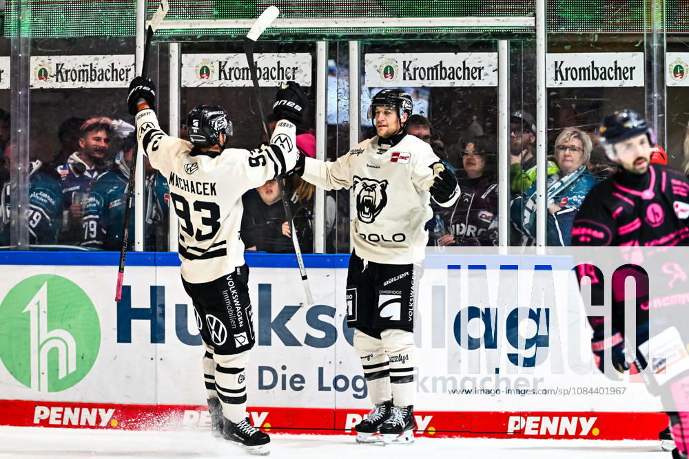 Goal celebration, Celebration, Joy for goal scorer Tyler Gaudet, Grizzlys Wolfsburg, 58 Spencer Machacek, Grizzlys Wolfsburg, 93, GER, Iserlohn Roosters vs. Grizzlys Wolfsburg, Ice Hockey, Penny DEL, Matchday 8, 2026–2027 Season, October 11, 2026, GER, Iserlohn Roosters vs. Grizzlys Wolfsburg, ice hockey, Penny DEL, Matchday 8, 2026–2027 season, October 11, 2026, Iserlohn