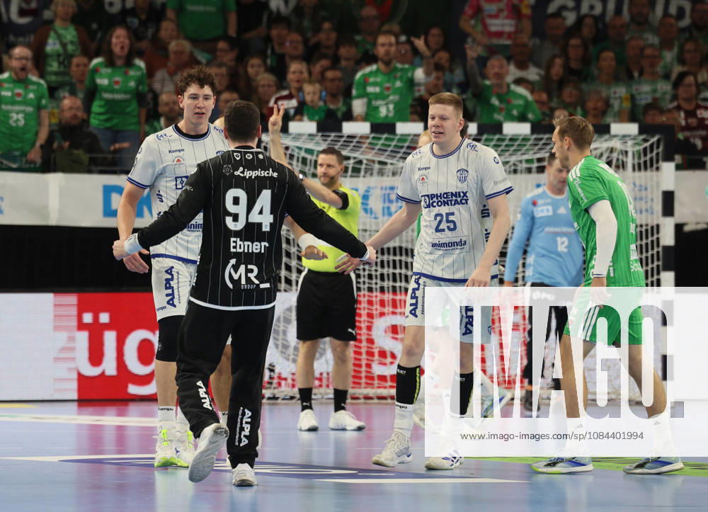 GER HBL 2026–2027 Season: FÜCHSE Berlin vs. TBV Lemgo, October 11, 2026, MAX SCHMELING HALLE, Berlin; Domenico EBNER (TBV Lemgo Lippe 94) high-fives his teammates Samuel ZEHNDER (TBV Lemgo Lippe 4) and Niels VERSTEIJNEN (TBV Lemgo Lippe 25)