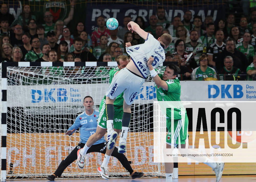 GER HBL 2026–2027 Season: Füchse Berlin vs. TBV Lemgo, October 11, 2026, MAX SCHMELING HALLE, Berlin; Fredrik SIMAK (Füchse Berlin, 9) defends against Niels VERSTEIJNEN (TBV Lemgo Lippe, 25); Andreas PALICKA (Füchse Berlin, 12) does not need to intervene