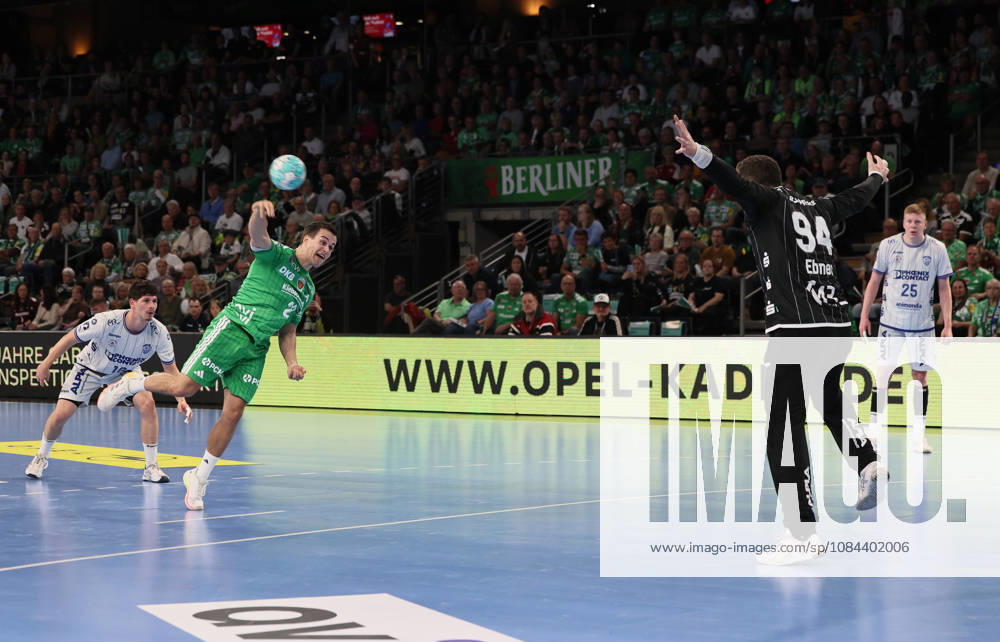 GER HBL 2026–2027 Season: Füchse Berlin vs. TBV Lemgo, October 11, 2026, MAX SCHMELING HALLE, Berlin, Tim FREIHÖFER of Füchse Berlin 20 takes a seven-meter throw against Domenico EBNER of TBV Lemgo Lippe 94, penalty throw
