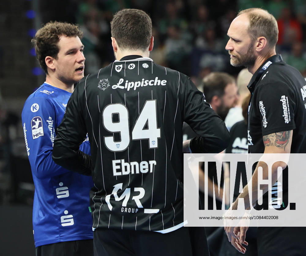 GER HBL 2026–2027 Season: FÜCHSE Berlin vs. TBV Lemgo, October 11, 2026, MAX SCHMELING HALL, Berlin, Constantin MÖSTL of TBV Lemgo Lippe 1 and Domenico EBNER of TBV Lemgo Lippe 94 in conversation with Matthias STRUCK, assistant coach of TBV Lemgo Lippe