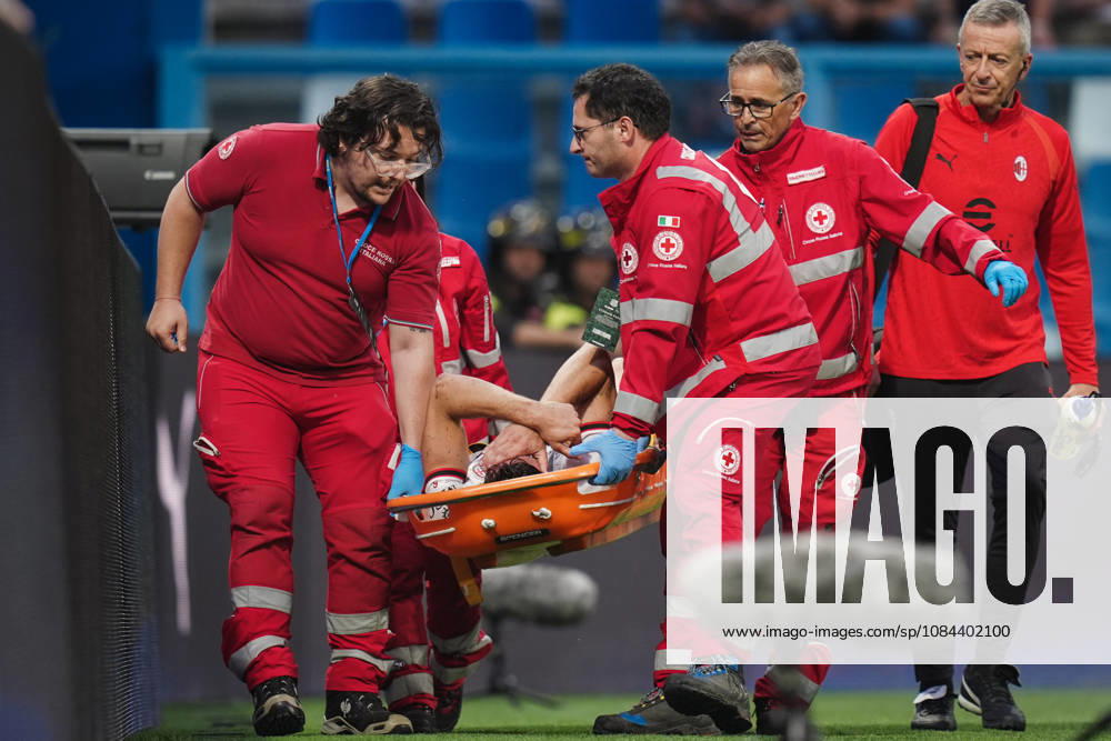 Milan s Matteo Gabbia leaves the field injured during the Serie A soccer match between Sassuolo and Milan at the Mapei Stadium in Reggio Emilia, north Italy - Sunday, October 11, 2026 -