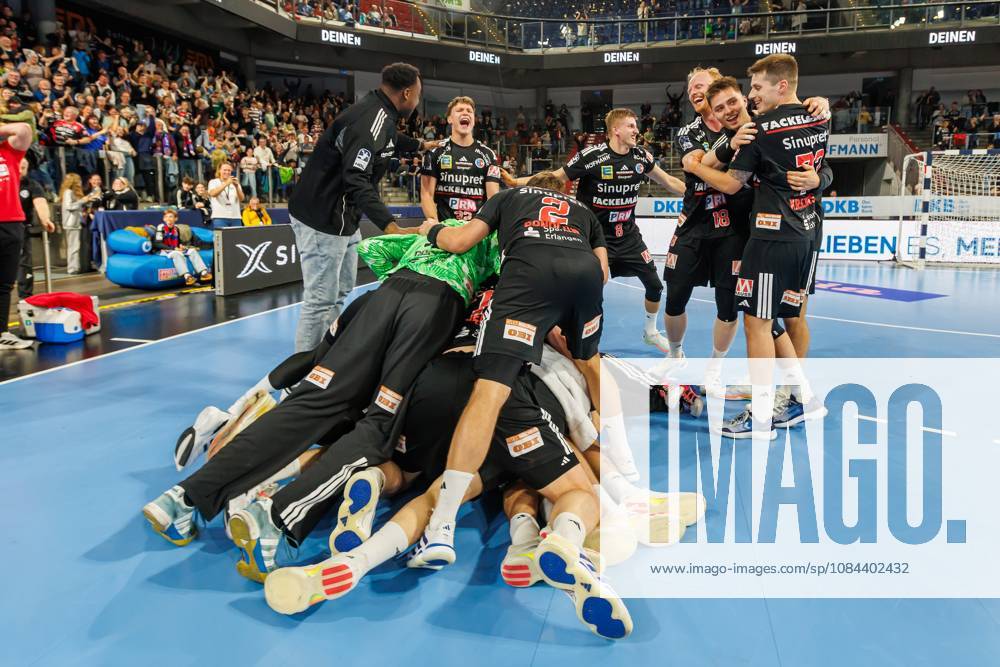Handball 1st Bundesliga OPEL HBL 2026–2027 Season, Matchday 8: HC Erlangen (Nuremberg Metropolitan Region) vs. HCE MT Melsungen Women s Team Cheering and joy after the game; the HCE team celebrates with Marek Nissen 6, HC Erlangen (HCE) after the final goal