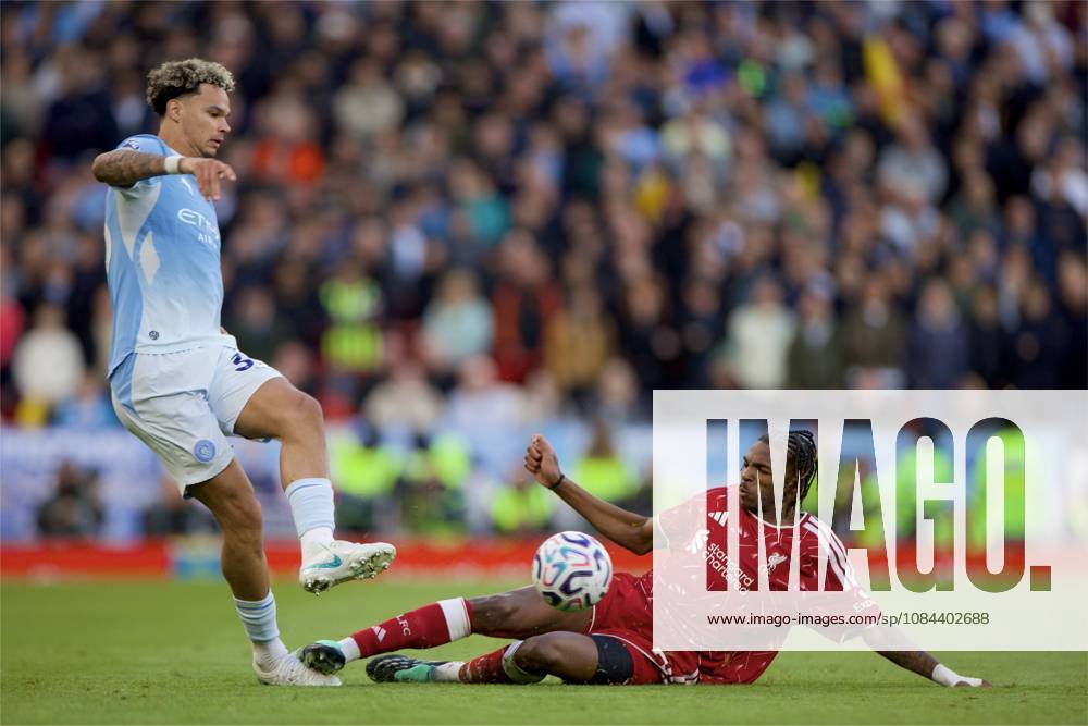 Football - FA Premier League - Liverpool FC v Manchester City FC LIVERPOOL, ENGLAND - Sunday, October 11, 2026: Liverpool s JÃ rÃ my Jacquet challenges Manchester City s Nico O Reilly (L) during the FA Premier League match between Liverpool FC and Manchester City FC at Anfield. (Photo by David Rawcliffe Propaganda) LIVERPOOL Anfield MERSEYSIDE ENGLAND