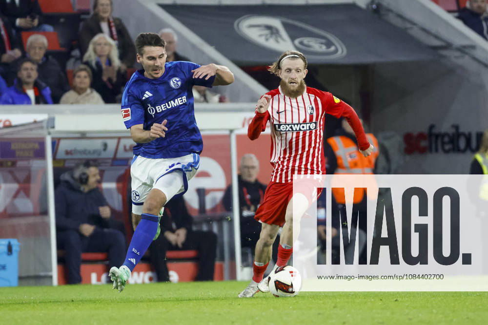 Maximilian Wöber, FC Schalke, 39, and Niklas Beste, SC Freiburg, 19, in a footrace, Germany, soccer, Bundesliga 1, Matchday 5, 2026–2027, SC Freiburg vs. FC Schalke 04, October 11, 2026, Freiburg im Breisgau, Europa-Park Stadium, Germany