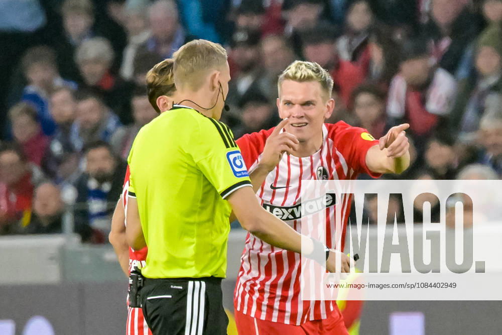 Matthias Ginter (SC Freiburg), 28, in discussion with referee Martin Petersen (GER), SC Freiburg vs. Schalke 04, soccer, Bundesliga, Matchday 5, 2026–2027 season, October 11, 2026 DFL DFB regulations prohibit any use of photographs as image sequences and or quasi-video, GER, SC Freiburg vs. Schalke 04, soccer, Bundesliga, Matchday 5, 2026–2027 season, October 11, 2026, Freiburg