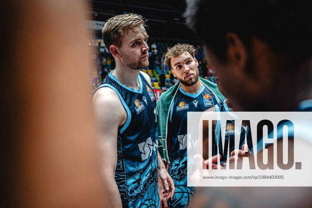 easyCredit BBL Bundesliga Basketball, Frankfurt Skyliners vs. Veolia Towers Hamburg, Till Pape (Skyliners Frankfurt), Race Thompson (Skyliners Frankfurt), Frankfurt am Main