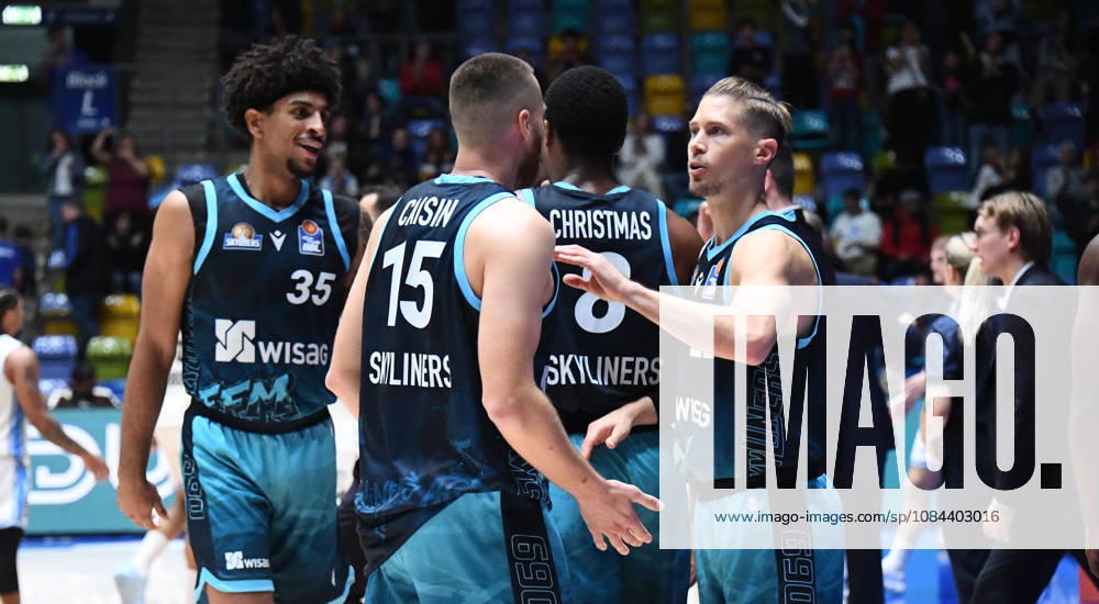 Basketball easyCredit BBL Bundesliga, Frankfurt Skyliners vs. Veolia Towers Hamburg: Roman Bedime (Fraport Skyliners Frankfurt), Radii Caisin (Fraport Skyliners Frankfurt), William Christmas (Fraport Skyliners Frankfurt), Thomas Klepeisz, Fraport Skyliners Frankfurt; facial expressions, gestures, emotion, celebrating, cheering for the victory; Frankfurt am Main