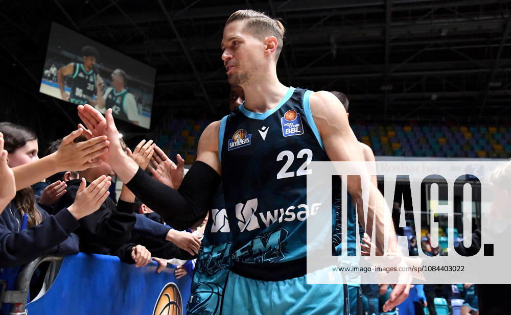 Basketball easyCredit BBL Bundesliga, Frankfurt Skyliners vs. Veolia Towers Hamburg, Thomas Klepeisz, Fraport Skyliners Frankfurt, facial expressions, gestures, emotion, celebrating, cheering the victory with the fans in Frankfurt am Main