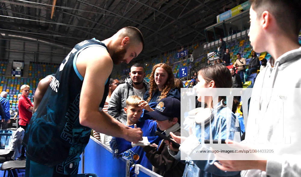 Basketball easyCredit BBL Bundesliga, Frankfurt Skyliners vs. Veolia Towers Hamburg, Radii Caisin of the Fraport Skyliners Frankfurt, facial expressions, gestures, emotion, celebrating, cheering on the victory with the fans, signing autographs, Frankfurt am Main