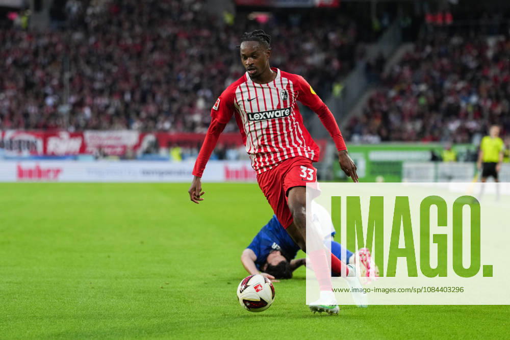 1 Bundesliga: SC Freiburg vs. FC Schalke 04, October 11, 2026—A tackle between Adrian Gantenbein (FC Schalke 04, No. 17) and Jordy Makengo (SC Freiburg, No. 33). 1 Bundesliga: SC Freiburg vs. FC Schalke 04, Europa-Park Stadium, October 11, 2026 DFB and DFL regulations prohibit any use of photographs as image sequences and or quasi-video.