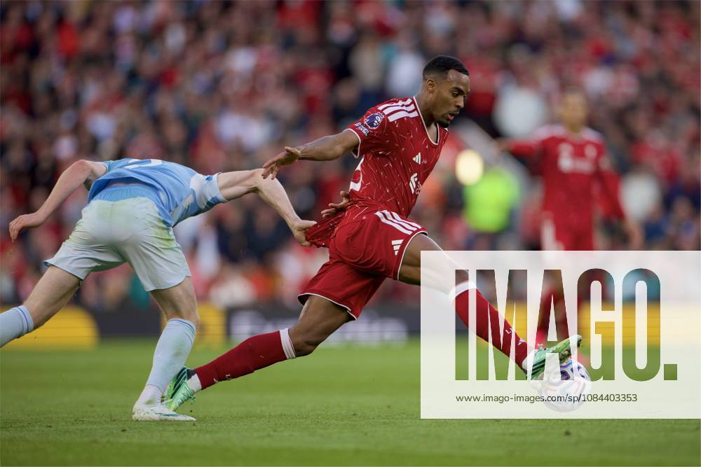 Football - FA Premier League - Liverpool FC v Manchester City FC LIVERPOOL, ENGLAND - Sunday, October 11, 2026: Liverpool s Ryan Gravenberch has his shirt pulled by Manchester City s Elliot Anderson (L) during the FA Premier League match between Liverpool FC and Manchester City FC at Anfield. (Photo by David Rawcliffe Propaganda) LIVERPOOL Anfield MERSEYSIDE ENGLAND