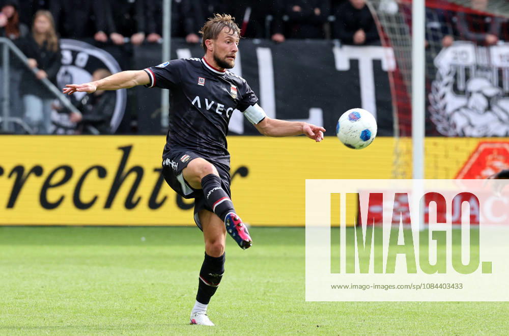 UTRECHT: Willem II defender Hidde Ter Avest during the Vriendenloterij Eredivisie match between FC Utrecht and Willem II at Stadion Galgenwaard on October 11, 2026, in Utrecht, the Netherlands. PETER LOUS EYE4IMAGES DeFodi Images