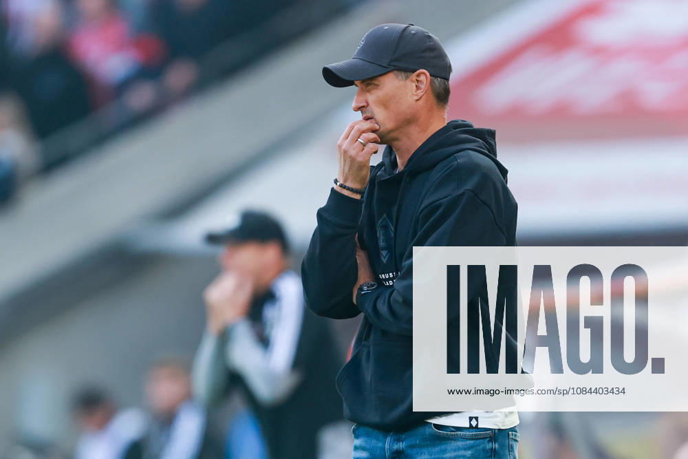 1 Bundesliga 26 27 1 FC Cologne vs. Borussia Mönchengladbach on October 11, 2026, at the RheinEnergieSTADION in Cologne; Coach Alexander Blessin; Mönchengladbach: dissatisfied, disappointed, disheartened, dejected MH