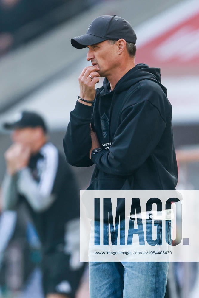 1 Bundesliga 26 27 1 FC Cologne vs. Borussia Mönchengladbach on October 11, 2026, at the RheinEnergieSTADION in Cologne; Coach Alexander Blessin; Mönchengladbach: dissatisfied, disappointed, disheartened, dejected MH
