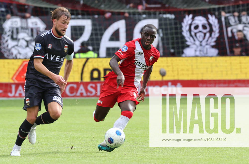 UTRECHT: Willem II defender Hidde Ter Avest and FC Utrecht forward Yoan Cathline during the Vriendenloterij Eredivisie match between FC Utrecht and Willem II at Stadion Galgenwaard on October 11, 2026, in Utrecht, Netherlands. PETER LOUS EYE4IMAGES DeFodi Images
