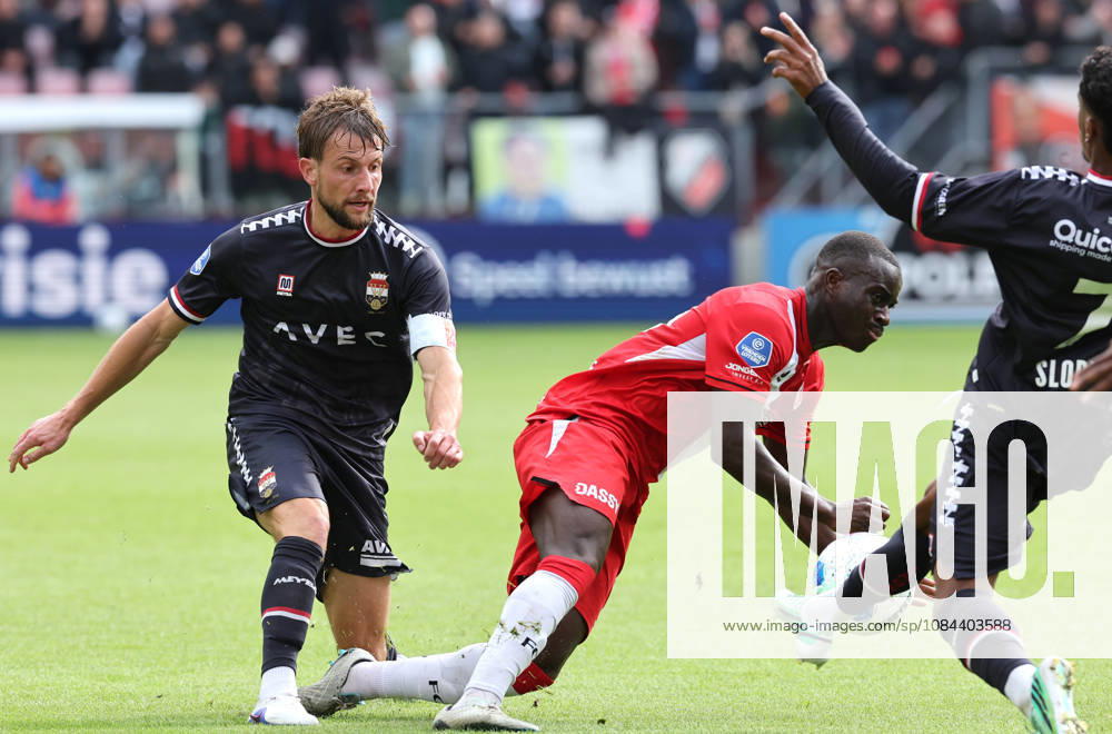UTRECHT: Willem II defender Hidde Ter Avest and FC Utrecht forward Yoan Cathline during the Vriendenloterij Eredivisie match between FC Utrecht and Willem II at Stadion Galgenwaard on October 11, 2026, in Utrecht, the Netherlands. PETER LOUS EYE4IMAGES DeFodi Images