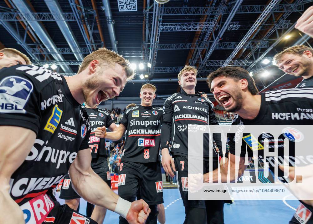 Handball 1st Bundesliga OPEL HBL 2026–2027 Season, Matchday 8: HC Erlangen (Nuremberg Metropolitan Region) vs. HCE MT Melsungen Women’s Team Celebrations and joy after the game: Christopher Bissel 21, HC Erlangen HCE Eloy Morante Maldonado 22, HC Erlangen HCE and the team