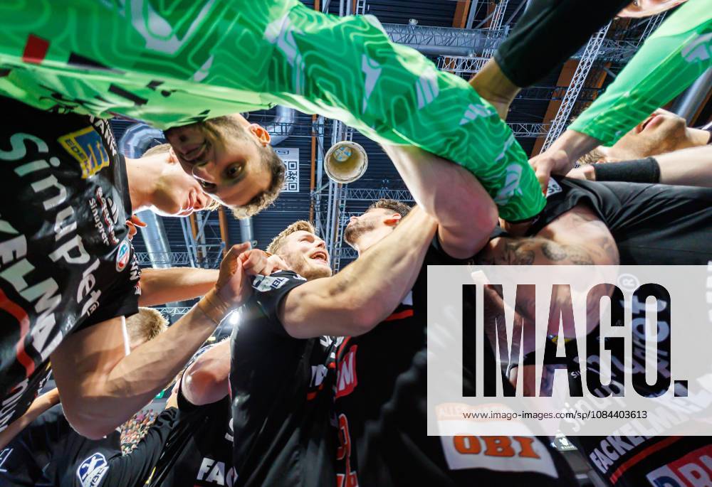 Handball 1st Bundesliga OPEL HBL 2026–2027 Season, Matchday 8: HC Erlangen (Nuremberg Metropolitan Region) vs. HCE MT Melsungen Women s Team Cheering and joy after the game; the HCE team clenches their fists